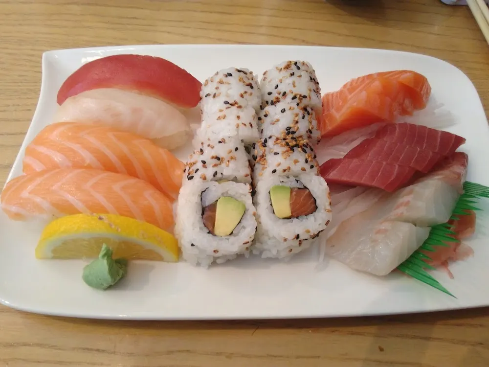 Assortiment de Sushis Sashimis Et California